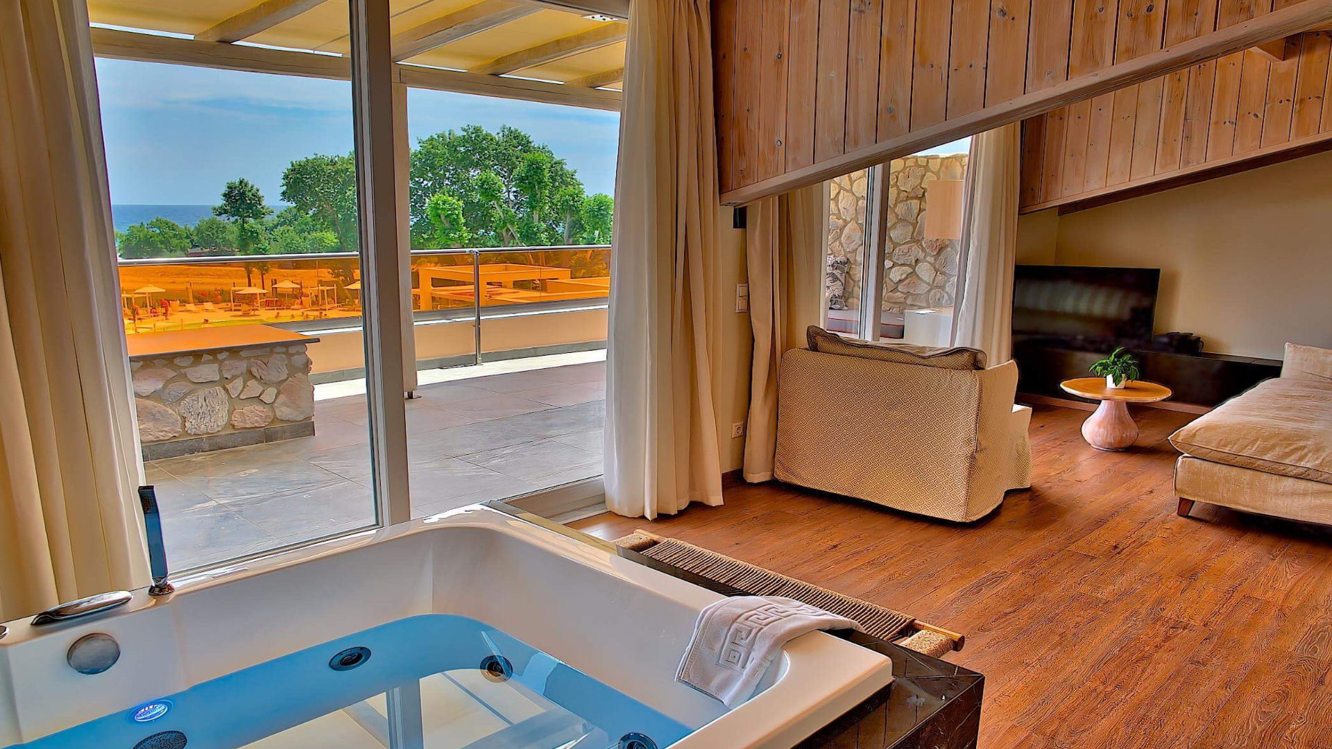 Suite jacuzzi with sea view